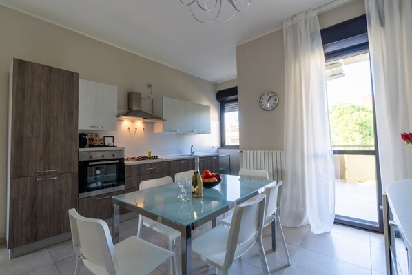 Fridge, oven, stovetop, coffee/tea maker