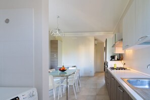 Fridge, oven, stovetop, coffee/tea maker