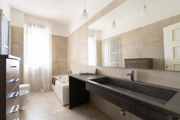 Shower, hair dryer, bidet, towels - GuestHost - Trani with view: roomy apartment with balconies (Trani)