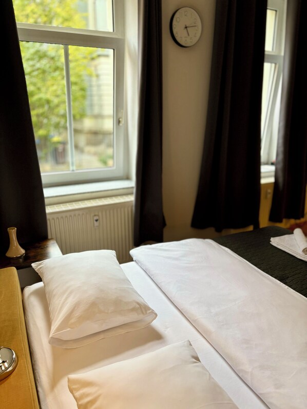 1 habitación, tabla de planchar con plancha, wifi y ropa de cama