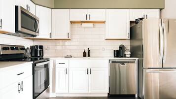 雪櫃、微波爐、焗爐、爐具