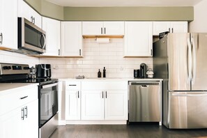 Een koelkast, een microgolfoven, een oven, een kookplaat