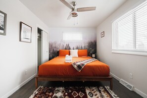 4 chambres, bureau, fer et planche à repasser, lit parapluie