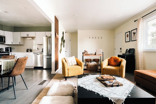 Smart-tv, tafelvoetbal, een tafeltennistafel en een stereo