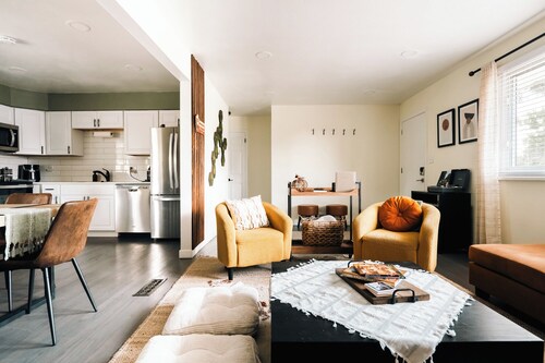 Cozy 4-bedroom National Park themed house with gym + hot tub in Arvada