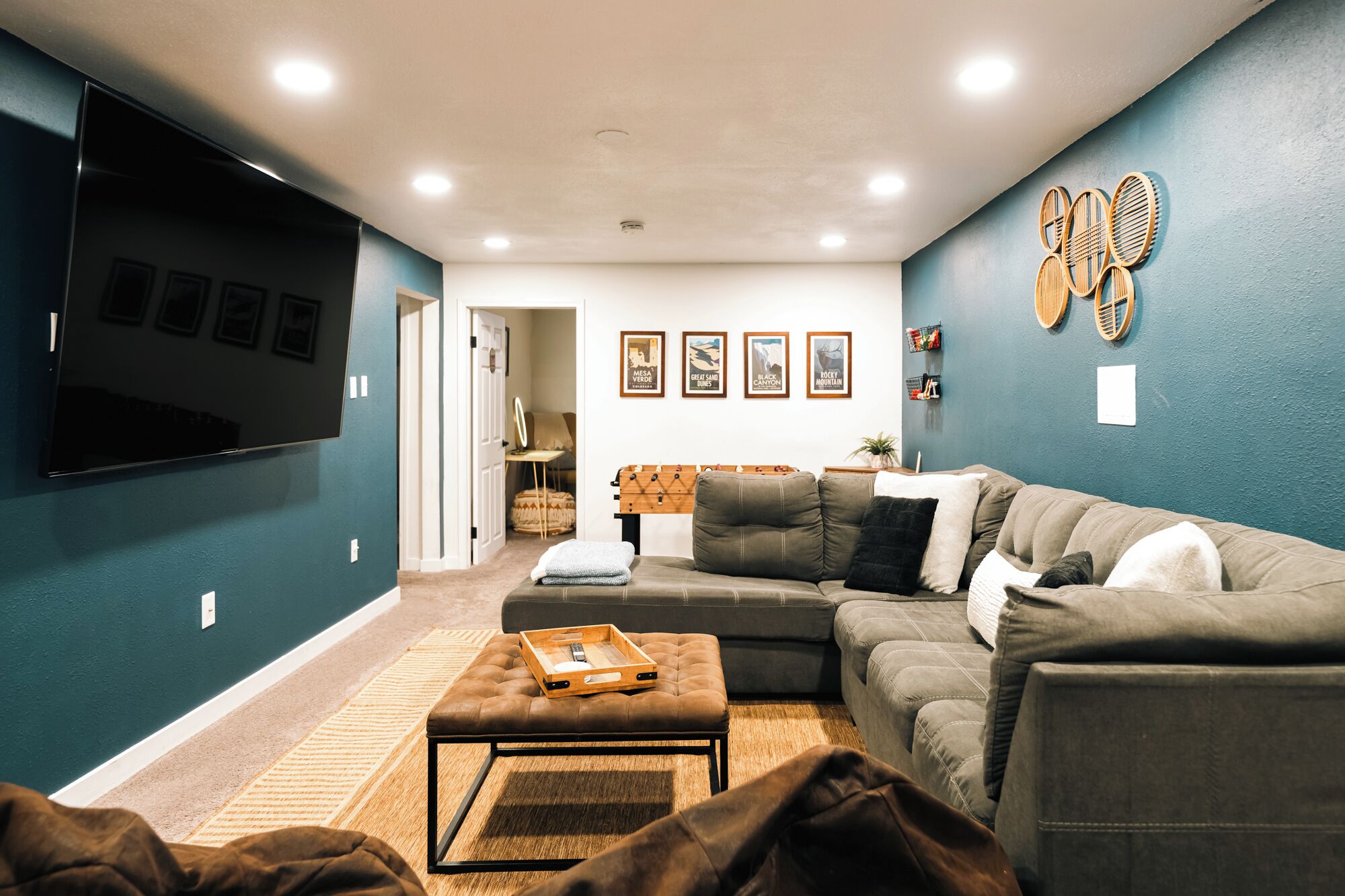 智能電視、足球機、乒乓球設施、音響