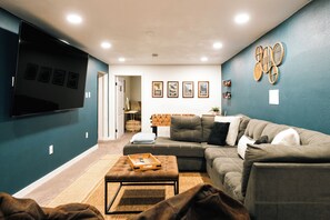 Smart-tv, tafelvoetbal, een tafeltennistafel en een stereo