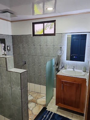 Haartrockner, Handtücher, Seife, Toilettenpapier