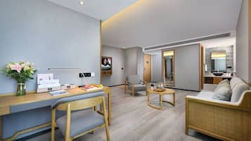 Suite de lujo, vistas a la ciudad | 1 dormitorio, escritorio, espacio para trabajar con un portátil