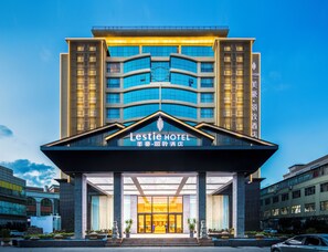 Front of property - Mehood Lestie International Hotel Nancun Wanbo Metro Station Branch (Guangzhou)