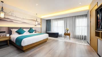 Suite de lujo, vistas a la ciudad | Escritorio, espacio para trabajar con un portátil, cortinas opacas