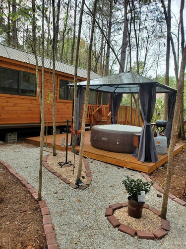 Cozy tiny cabin in enchanting Richlands w/ King Suite, hottub
