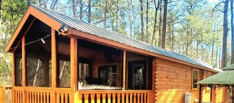 Cozy tiny cabin in enchanting Richlands w/ King Suite, hottub