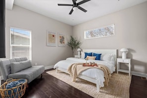 4 habitaciones, escritorio y tabla de planchar con plancha