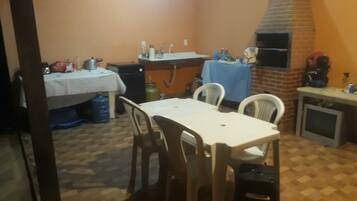 Quarto duplo família, vista para a cidade | Cozinha privada | Geladeira, fogão, talheres/pratos/utensílios de cozinha