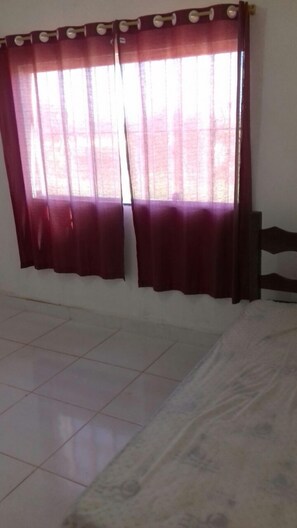 Espacio para trabajar con laptop y tabla de planchar con plancha 