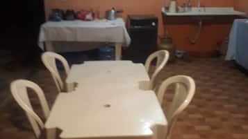 Quarto duplo família, vista para a cidade | Cozinha privada | Geladeira, fogão, talheres/pratos/utensílios de cozinha