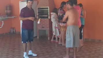 Quarto duplo família, vista para a cidade | Cozinha privada | Geladeira, fogão, talheres/pratos/utensílios de cozinha
