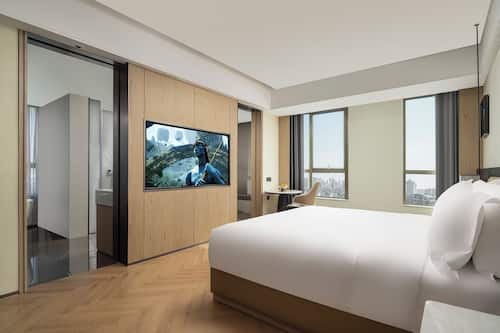 Executive-Suite, Stadtblick | Allergikerbettwaren, Daunenbettdecken, kostenlose Minibar, Schreibtisch