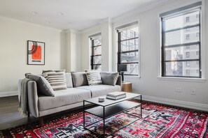 Una televisión, un reproductor estéreo