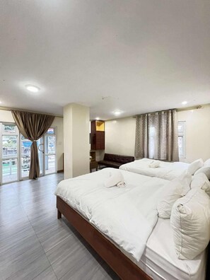 Habitación cuádruple clásica, balcón | 1 habitación, wifi gratis y ropa de cama
