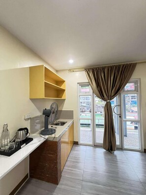 Habitación cuádruple clásica, balcón | Servicio a la habitación