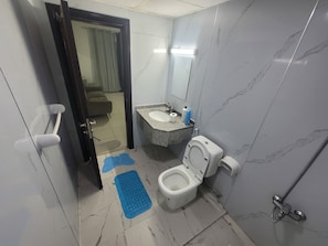 Regadera, toallas, jabón, papel de baño
