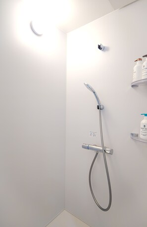 Dusche, Haartrockner, Bidet, Handtücher