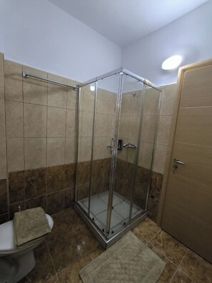 Shower, hair dryer, towels - Albania Dream Holidays Apartment (Saranda)