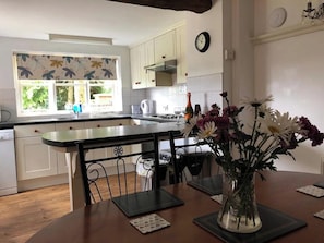 Køleskab, mikrobølgeovn, ovn, kogeplade