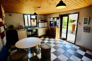 Réfrigérateur, four à micro-ondes, un four, surface de cuisson