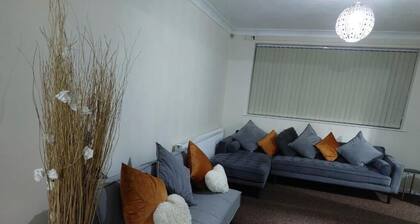 3 Bed House - Sleeps 6 - Parking - Wifi