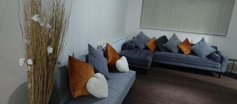 3 Bed House - Sleeps 6 - Parking - Wifi