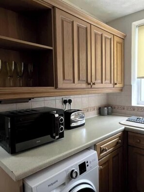 Refrigerador, microondas, horno y parrilla de estufa 