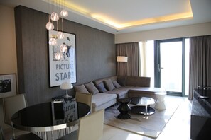 Smart TV - Luxury Stay Burj Khalifa View (Dubai)