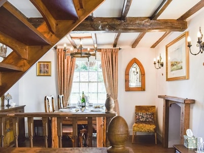 Local pubs, Walking routes, cottage w parking