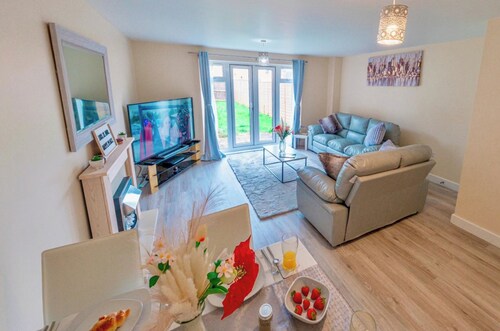 Cosy Home-Sleeps 5- Private Garden- Free Parking