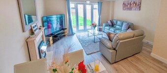 Cosy Home-Sleeps 5- Private Garden- Free Parking