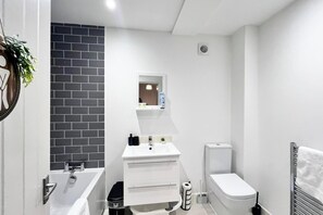 Shower, towels - House - Sleeps 12 - Hot tub - Pool table - Parking (Canterbury)