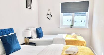 House - Sleeps 12 - Hot tub - Pool table - Parking