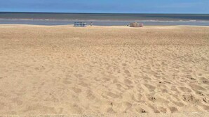 A wide sandy beach with a clear blue sky. - 2Bed Caravan Sleeps 6- Beach Access, Pets, Parking (Mablethorpe)