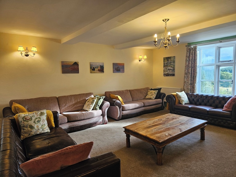 Dog Friendly 7 Bed Farmhouse Near Malvern Hills With Huge Hot Tub And Games Room - Cotswolds