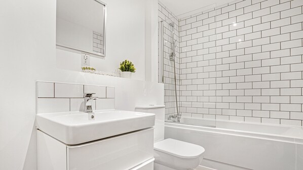 Dusche, Haartrockner, Handtücher