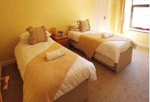 2 quartos, ferros/tábuas de passar roupa, Wi-Fi, roupa de cama