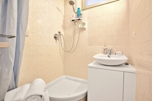 Dusche, Haartrockner, Bidet, Handtücher