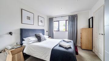 2 bedrooms, iron/ironing board, travel cot, WiFi