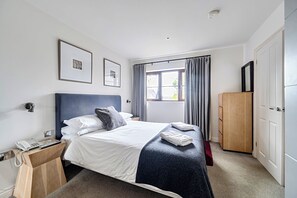 2 bedrooms, iron/ironing board, travel crib, WiFi - 2br-sleeps4-pool-freeparking-trenythonestate (Par)