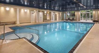2br-sleeps4-pool-freeparking-trenythonestate