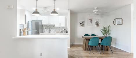 Geladeira, micro-ondas, fogão, cooktop