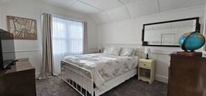 3 dormitoris, escriptori i planxa i posts de planxar 